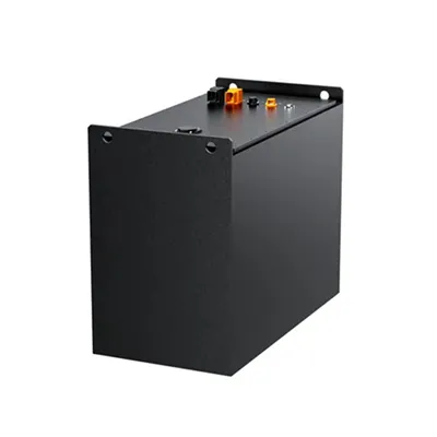 What should be placed on both sides of the battery cabinet 